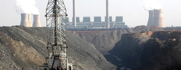 A dragline sccops coal in a mine