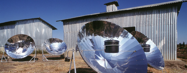 Solarkocher vor Wellblechhütten